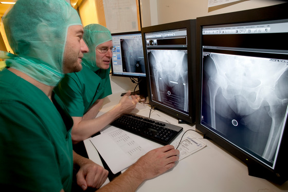Ärzte sehen auf einen Monitor mit Röntgenbildern - Orthopädie: Untere Extremität, Endoprothetik, Fuß- & Wirbelsäulenchirurgie Untere Extremität, Endoprothetik, Fuß- und Wirbelsäulenchirurgie - Immanuel Krankenhaus Berlin