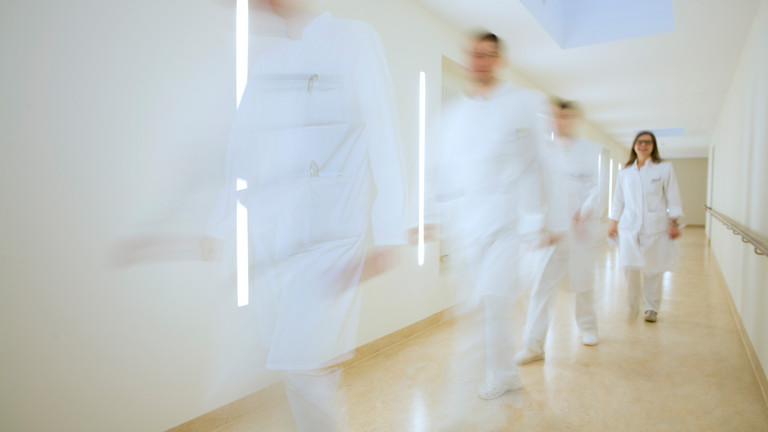 Ärzte laufen Gang entlang - Immanuel Krankenhaus Berlin - Untere Extremität, Endoprothetik, Fuß- und Wirbelsäulenchirurgie