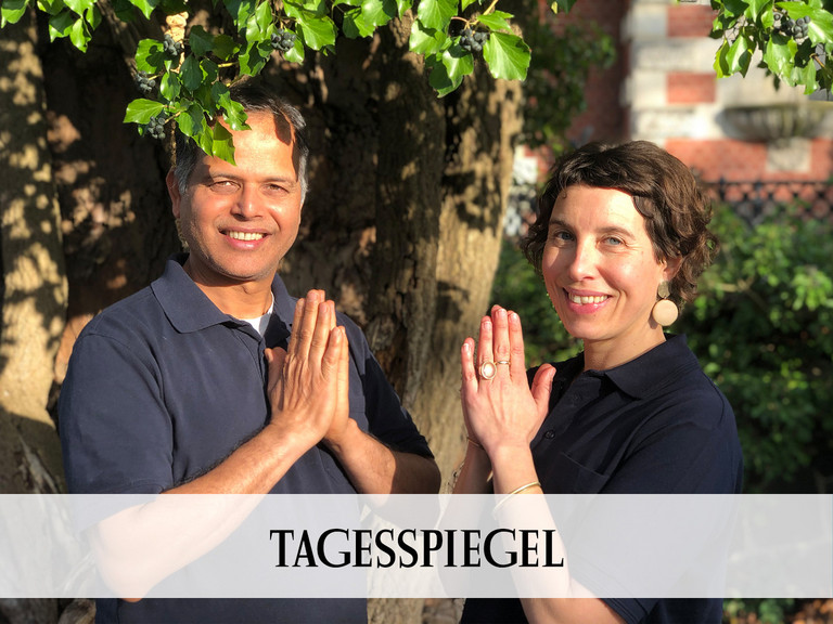 Yoga-Therapeuten Vijay Vyas und Lena Groß informieren über Yoga und wie man es korrket ausführt im Tagesspiegel - Naturheilkunde Berlin
