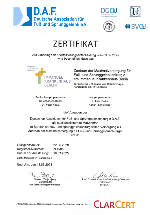 Zertifikat der D.A.F. Deutsche Assoziation für Fuß und Sprunggelenk e.V. mit Text, grafischen Logos und Unterschriften für das Zentrum der Maximalversorgung für Fuß- und Sprunggelenkchirurgie der Klinik für Orthopädie und Unfallchirugie am Immanuel Krankenhaus Berlin in Berlin-Wannsee.