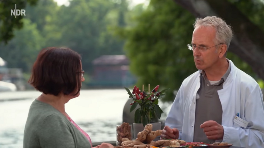 Patientin Sabine Fuchs im Gespräch mit Natur-Doc Prof. Andreas Michalsen