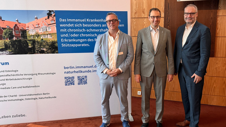 Foto: (v.l.n.r.) Symposiumsleiter Dr. Udo Schneider und Prof. Jens Schmidt sowie Roy J. Noack begrüßen die Teilnehmenden.