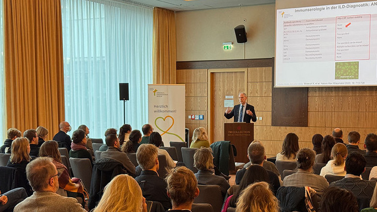 Prof. Andreas Krause am Rednerpult vor Zuschauern, Fachvortrag, Interdisziplinäres Symposium Entzündliche Erkrankungen in der Rheumatologie und Neurologie, Immanuel Krankenhaus Berlin, Berlin-Buch