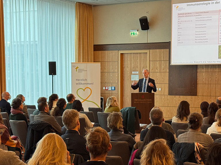 Prof. Andreas Krause am Rednerpult vor Zuschauern, Fachvortrag, Interdisziplinäres Symposium Entzündliche Erkrankungen in der Rheumatologie und Neurologie, Immanuel Krankenhaus Berlin, Berlin-Buch