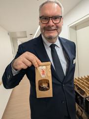 Roy J. Noack, Geschäftsführer Immanuel Krankenhaus Berlin verteilt Kekstüten