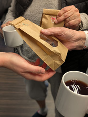 Kekstüten und Punsch sorgen im Immanuel Krankenhaus Berlin für vorweihnachtliche Stimmung bei den Patienten.