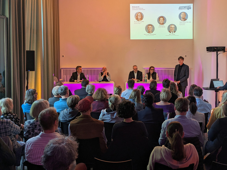 Panel-Teilnehmende mit Moderator Lorenz Maroldt