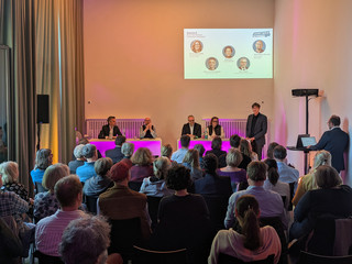 Panel-Teilnehmende mit Moderator Lorenz Maroldt