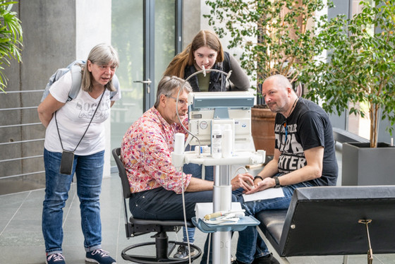 Besucherinnen und Besucher erhalten Einblicke durch Experten