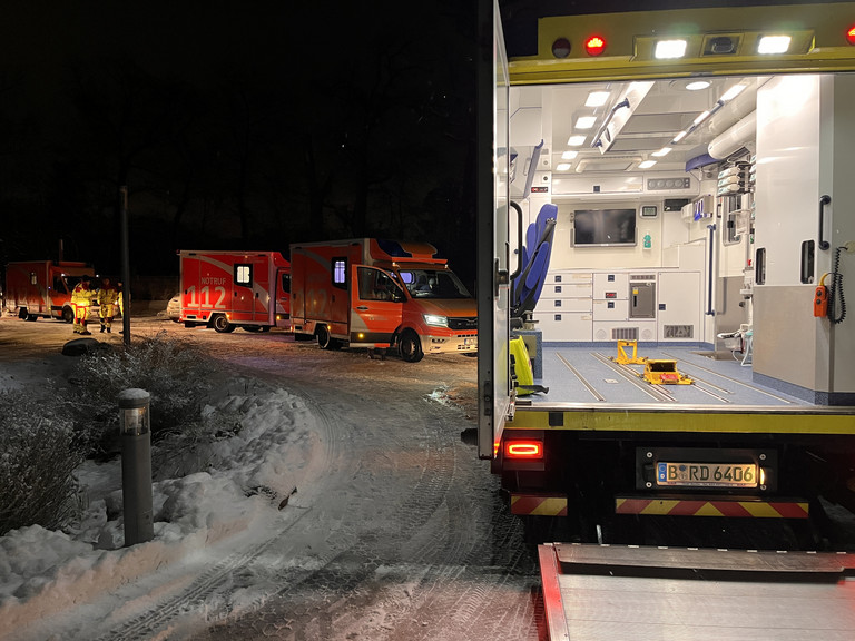 Rettungswägen stehen für den Transport der Gäste aus dem Diakonie Hospiz Wannsee ins Immanuel Krankenhaus Berlin bereit. Rettungswägen stehen für den Transport der Gäste aus dem Diakonie Hospiz Wannsee ins Immanuel Krankenhaus Berlin bereit.
