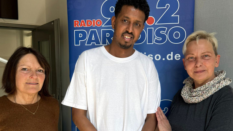 Manuela Sommerfeld und Abdikadia Yussuf Abdi (v.r.n.l.) zu Gast bei Julia Nogli