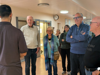 Physiotherapeut Malte Hinrich begrüßt Seniorenstudierende