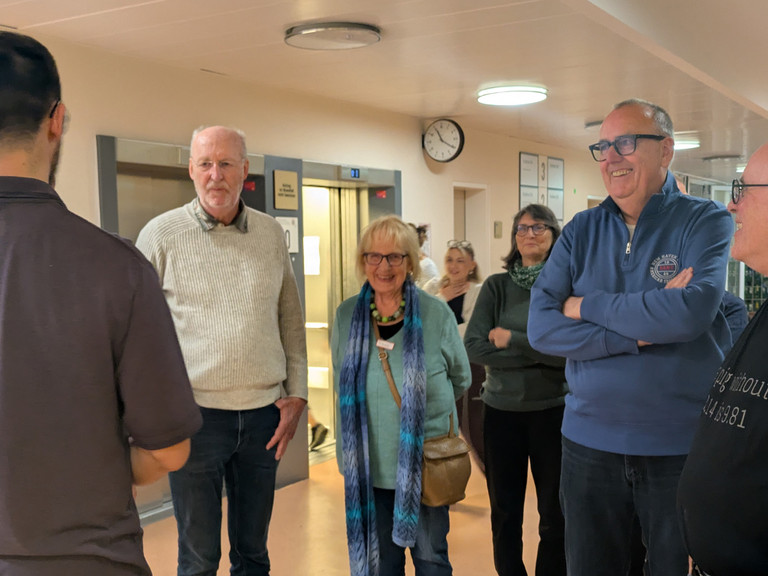 Physiotherapeut Malte Hinrich begrüßt Seniorenstudierende