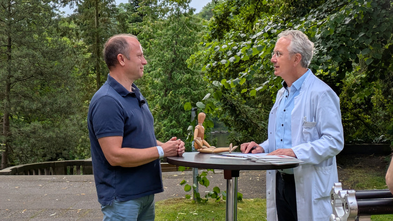 Prof. Andreas Michalsen im Gespräch mit einem Patient bei den Dreharbeiten im Immanuel Park - Immanuel Naturheilkunde Berlin