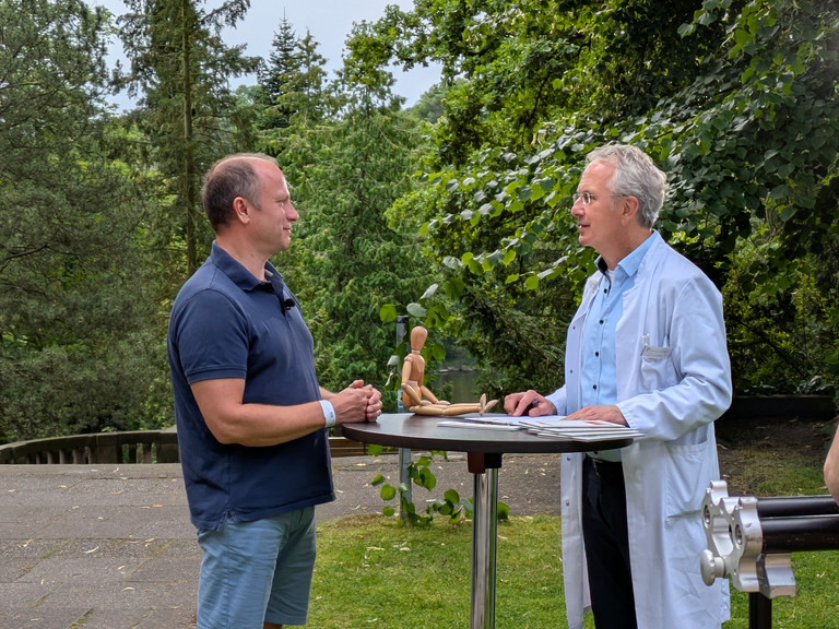 Prof. Andreas Michalsen im Gespräch mit einem Patient bei den Dreharbeiten im Immanuel Park - Immanuel Naturheilkunde Berlin