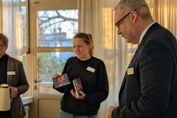Pflegedirektorin Martina Kringe, Klinikseelsorgerin Marion Wunderlich und Geschäftsführer Roy J. Noack zu Besuch im Patientenzimmer