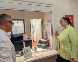 Ellen Haußdörfer und Dr. Udo Schneider im Gespräch am Tresen auf Station