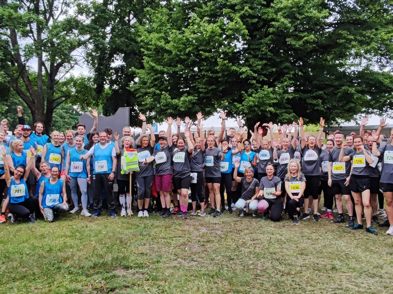 Gruppenbild mit Mitarbeitenden beim Teamstaffellauf