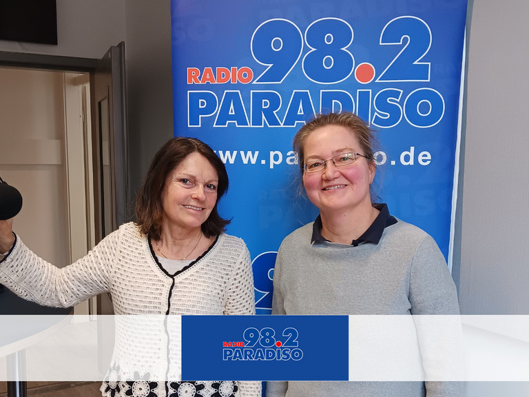 V.l.n.r. Julia Nogli mit Dr. Katja Warnecke bei Radio Paradiso