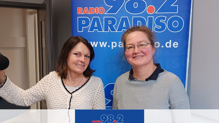 V.l.n.r. Julia Nogli mit Dr. Katja Warnecke bei Radio Paradiso