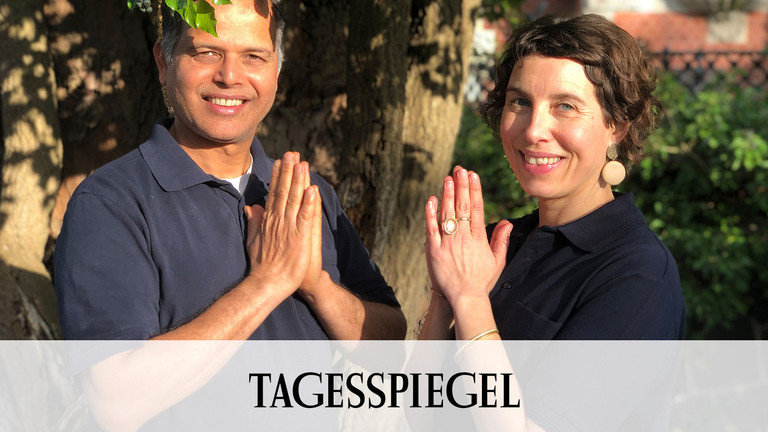 Yoga-Therapeuten Vijay Vyas und Lena Groß informieren über Yoga und wie man es korrket ausführt im Tagesspiegel - Naturheilkunde Berlin