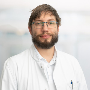 Adrian Schlesinger ist Oberarzt in der Orthopädie im Immanuel Krankenhaus Berlin