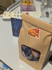 Mit Liebe gepackt: Eine gefüllte Kekstüte als kleine Freude für Patienten