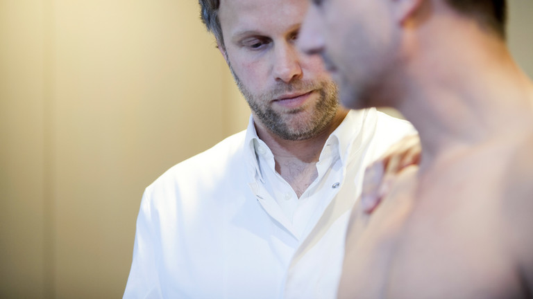 Arzt untersucht Schulter eines Patienten - Leistungsspektrum - Ellenbogen - Obere Extremität, Hand- und Mikrochirurgie - Immanuel Krankenhaus Berlin