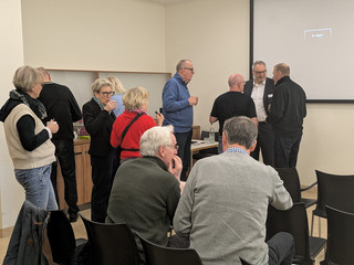 Seniorenstudierende im Gespräch mit Geschäftsführer Roy J. Noack