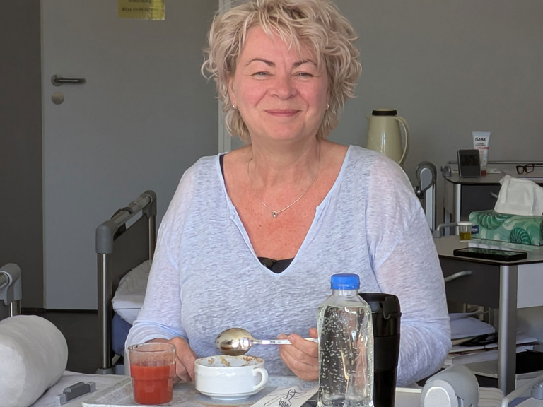 Patientin beim Essen