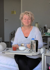 Patientin beim Essen Patientin beim Essen