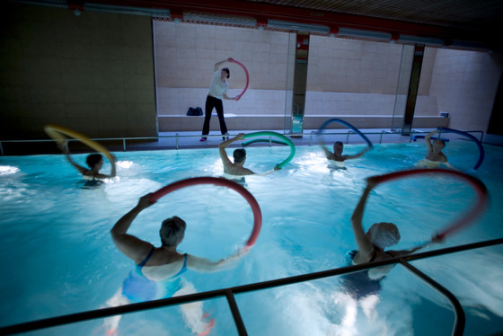 Auf dem Foto sieht man Patienten bei der Wasser-Gymnastik Auf dem Foto sieht man Patienten bei der Wasser-Gymnastik