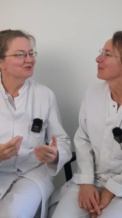 Dr. med. Katja Warnecke, Leitende Oberärztin, Bereich Osteologie und Stoffwechselerkrankungen im Gespräch mit ihrer Teamkollegin Dr. med. Ines Feyen 