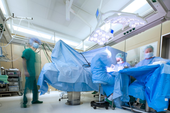 Blick in den OP während einer Operation - Obere Extremität, Hand- und Mikrochirurgie - Immanuel Krankenhaus Berlin Blick in den OP während einer Operation - Obere Extremität, Hand- und Mikrochirurgie - Immanuel Krankenhaus Berlin