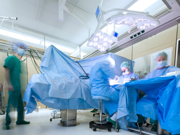Blick in den OP während einer Operation - Obere Extremität, Hand- und Mikrochirurgie - Immanuel Krankenhaus Berlin