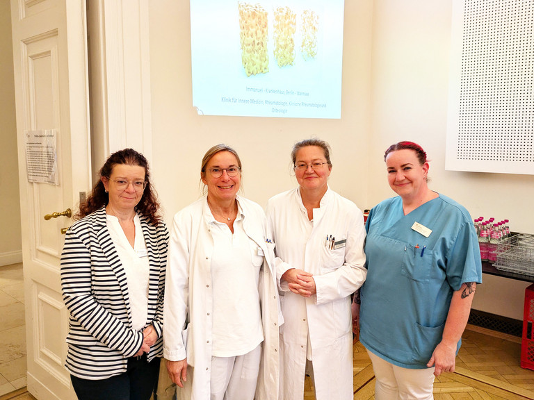 Das Team des Osteoporose-Tages im Veranstaltungssaal im Immanuel Krankenhaus Berlin in Wannsee