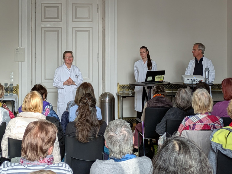 Die drei Referierenden begrüßen das Publikum