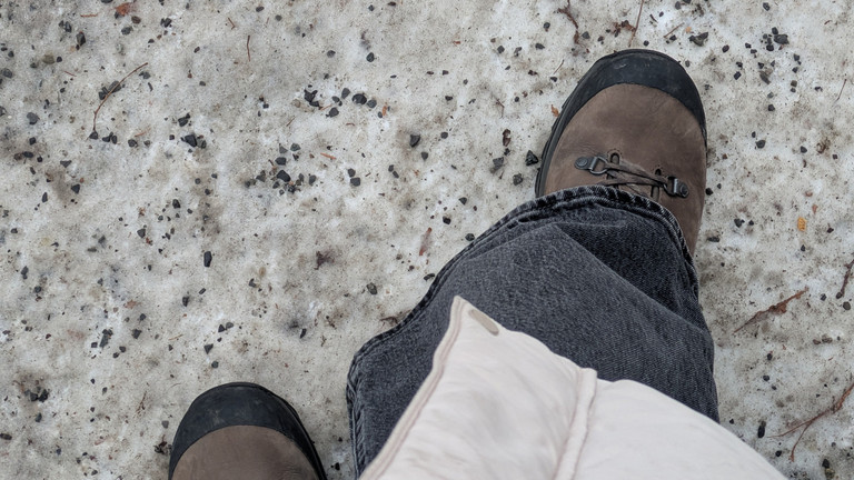 Fußgänger unterwegs auf schneebedecktem Untergrund