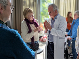 Prof. Andreas Michalsen im Austausch mit Besuchern
