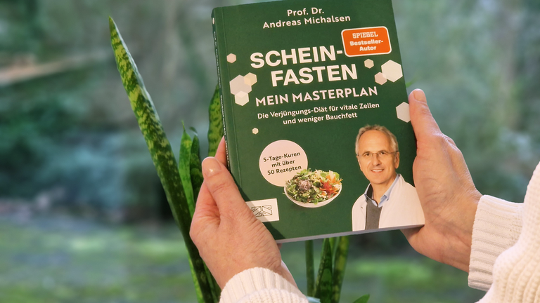 Neues Buch "Scheinfasten – Mein Masterplan" von Prof. Andreas Michalsen wird in Händen gehalten Neues Buch "Scheinfasten – Mein Masterplan" von Prof. Andreas Michalsen wird in Händen gehalten