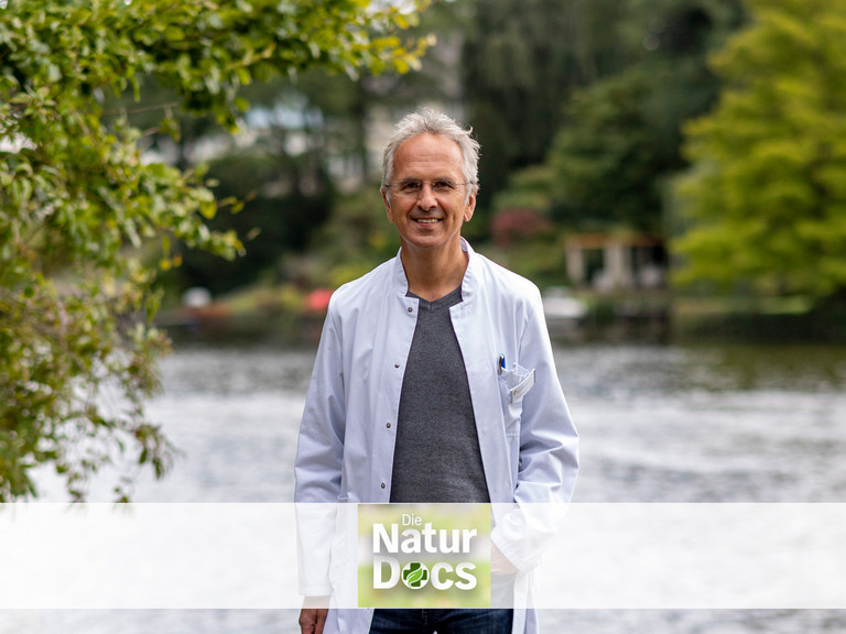 Prof. Andreas Michalsen im Park des Immanuel Krankenhauses Berlin