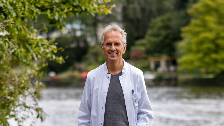 Prof. Andreas Michalsen im Park des Immanuel Krankenhauses Berlin Prof. Andreas Michalsen im Park des Immanuel Krankenhauses Berlin