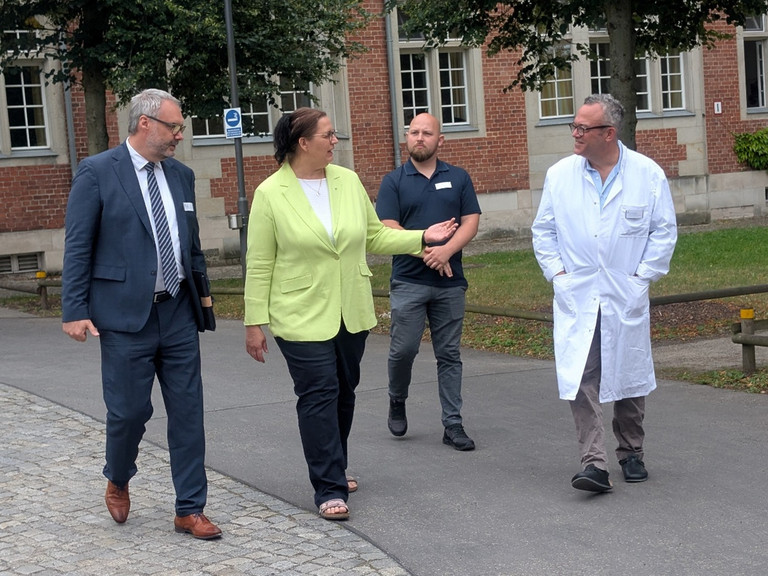 Roy J. Noack, Ellen Haußdörfer, Martin Baumann und Dr. Udo Schneider beim Rundgang über den Campus Roy J. Noack, Ellen Haußdörfer, Martin Baumann und Dr. Udo Schneider beim Rundgang über den Campus