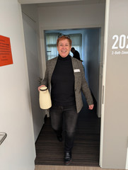 Pflegedirektorin Martina Kringe mit der Thermoskanne im Einsatz