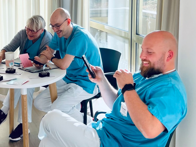  Im Immanuel Krankenhaus Berlin können die Mitarbeitenden in der Pflege mithilfe einer App Dienstausfälle leichter managen und Lücken im Dienstplan schneller schließen