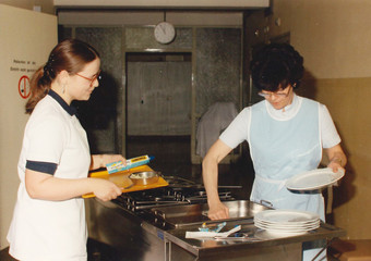 Beate Lieske 1987 bei der Arbeit auf der Privatstation im Immanuel Krankenhaus Wannsee