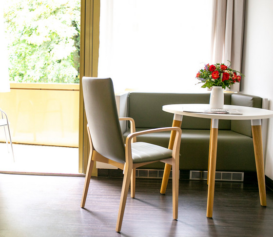 Auf dem Foto sieht man einen Tisch mit Stühlen in einem Patienten-Zimmer Auf dem Foto sieht man einen Tisch mit Stühlen in einem Patienten-Zimmer