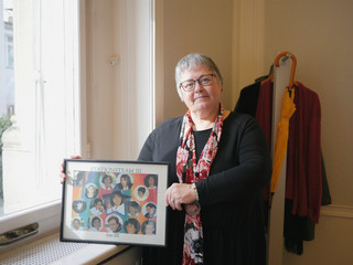 Beate Lieske mit dem Abschiedgeschenk ihres Stationsteams aus dem Immanuel Krankenhaus Berlin