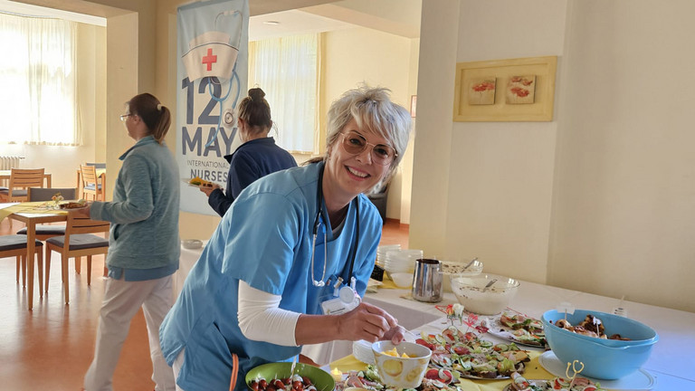 Pflegekraft am Buffet