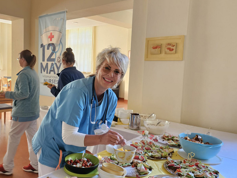 Pflegekraft am Buffet